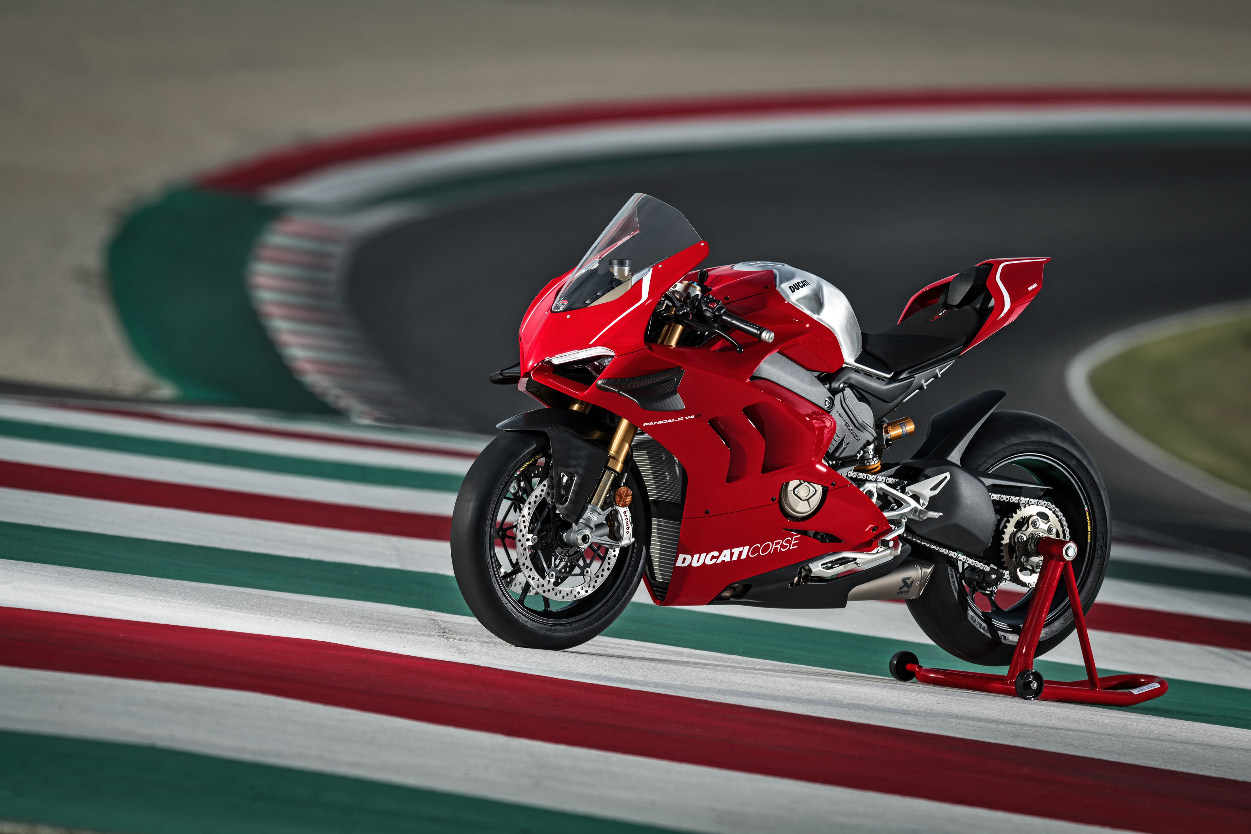 01_DUCATI-PANIGALE-V4-R-ACTION_UC69239_Mid.jpg